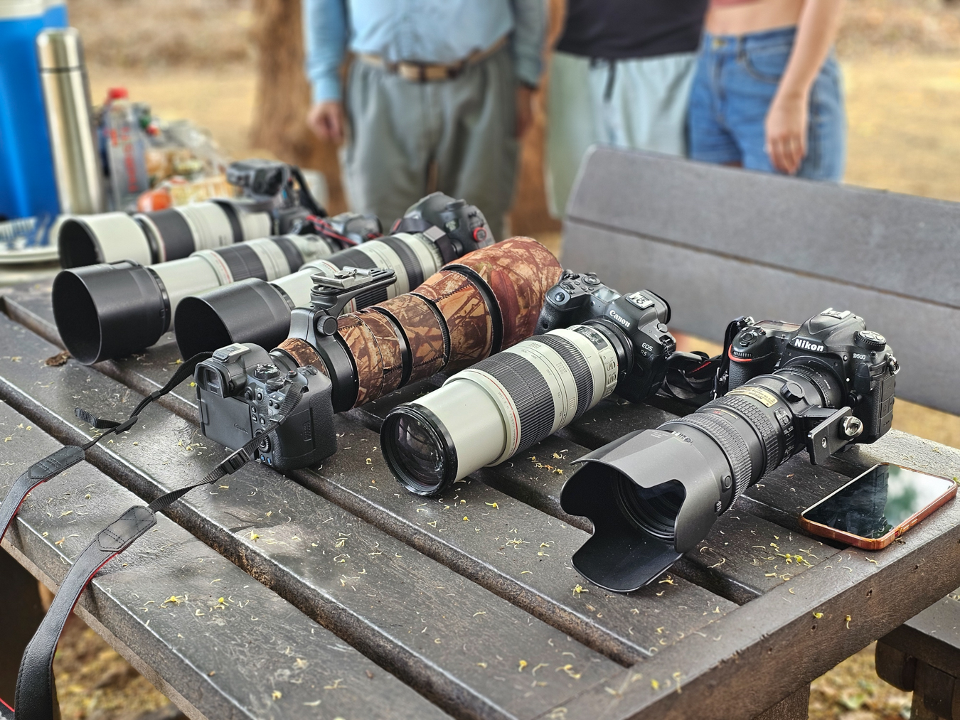 6 camera's lined up on a table